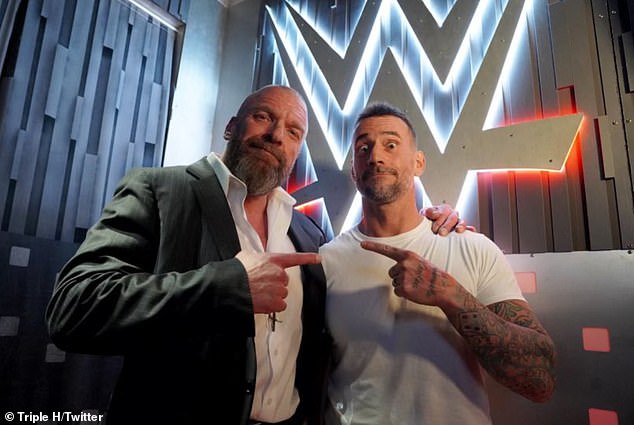 Punk posierte mit WWE-Legende und CCO Triple H hinter der Bühne und machte Hs ikonische Zeigepose
