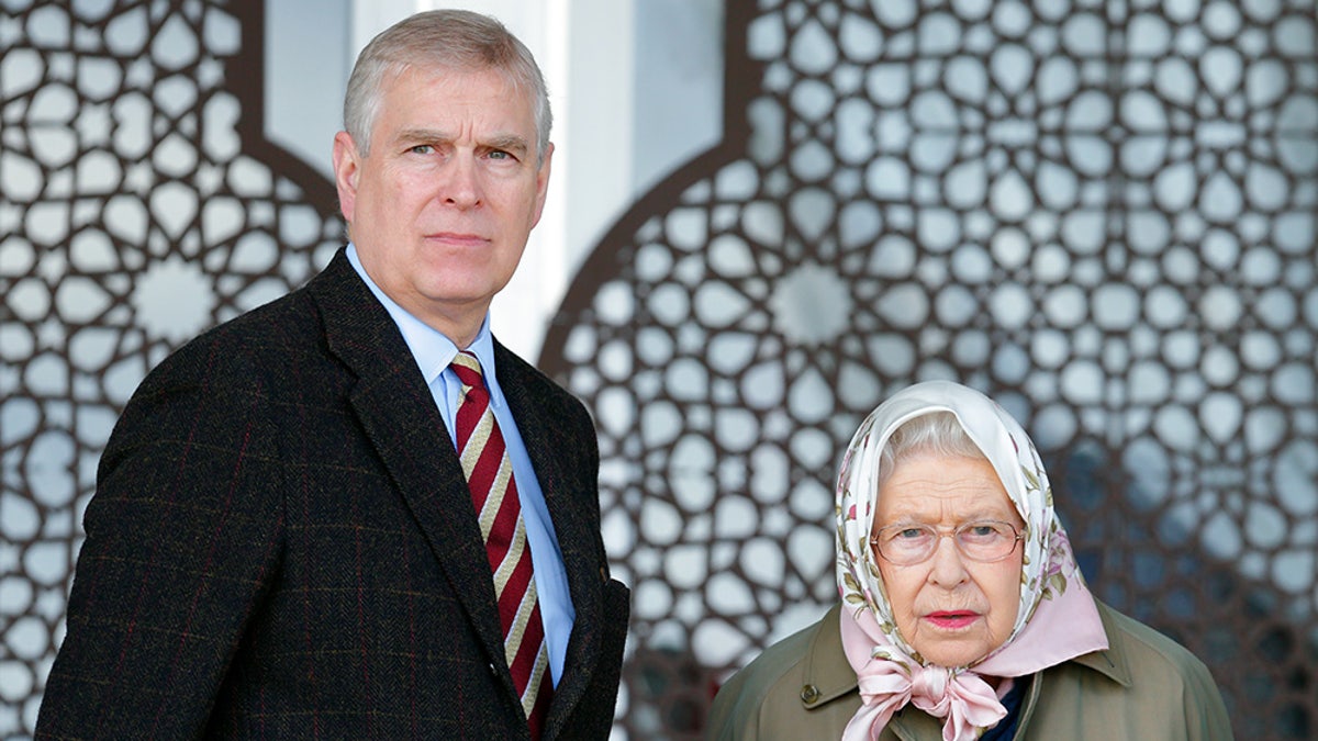 Prinz Andrew steht neben Königin Elizabeth, die einen Schal um den Kopf gewickelt trägt