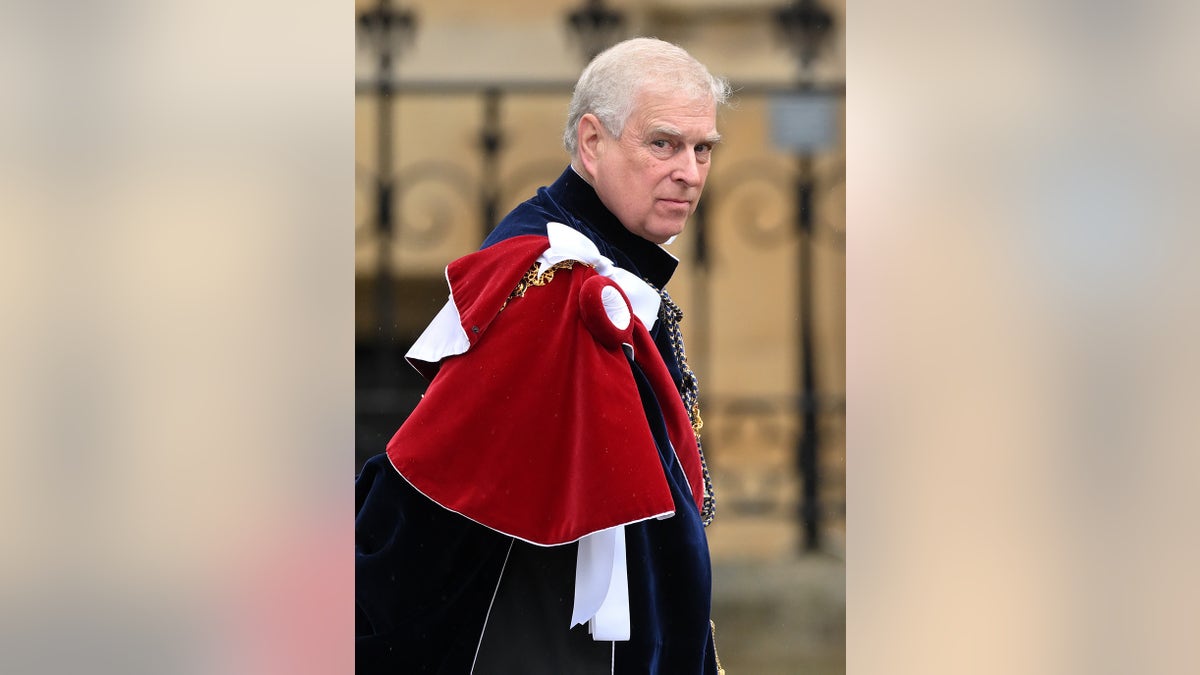 Prinz Andrew trägt königliche Gewänder und sieht verärgert aus