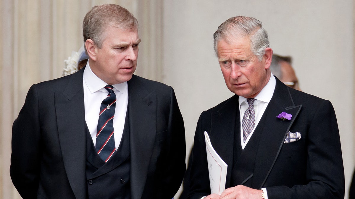 Prinz Andrew spricht streng mit einem ernsten König Charles