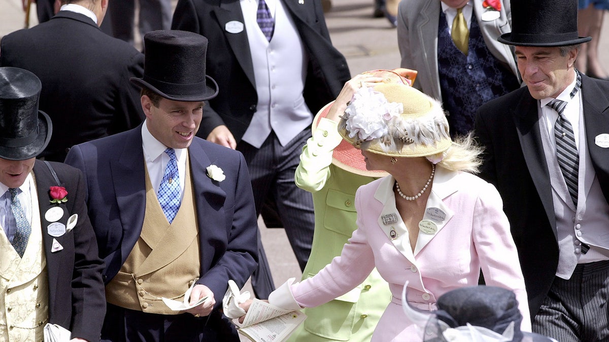 Prinz Andrew und Jeffrey Epstein in formeller Kleidung im Freien mit passenden Zylindern