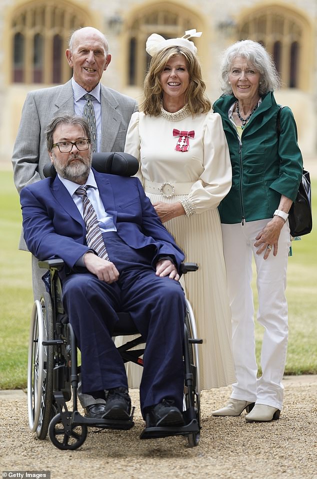 Derek unterstützte seine Frau, als sie im Juni letzten Jahres einen MBE für ihre Verdienste um den Journalismus erhielt (im Juni abgebildet mit Kates Eltern Gordon und Marilyn, nachdem seine Frau ihren MBE erhalten hatte).
