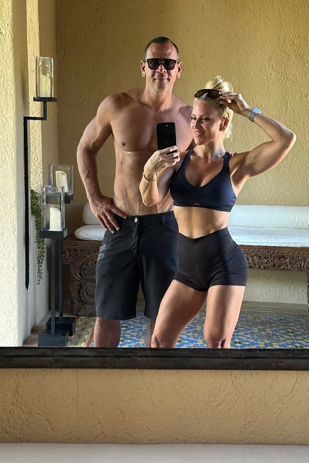 Alex Rodriguez zeigt in einem Selfie mit seiner Freundin Jaclyn Cordeiro seinen zerrissenen Körper, nachdem er 32 Pfund abgenommen hat