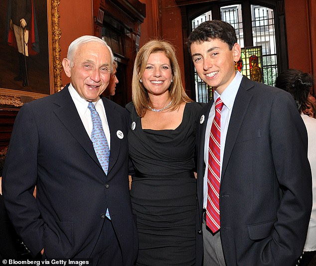 Les und Abigail Wexner mit ihrem Sohn Harry im Jahr 2011. Die Familie distanzierte sich von Epstein, nachdem er 2009 wegen Anstiftung zur Kinderprostitution in Florida verurteilt worden war