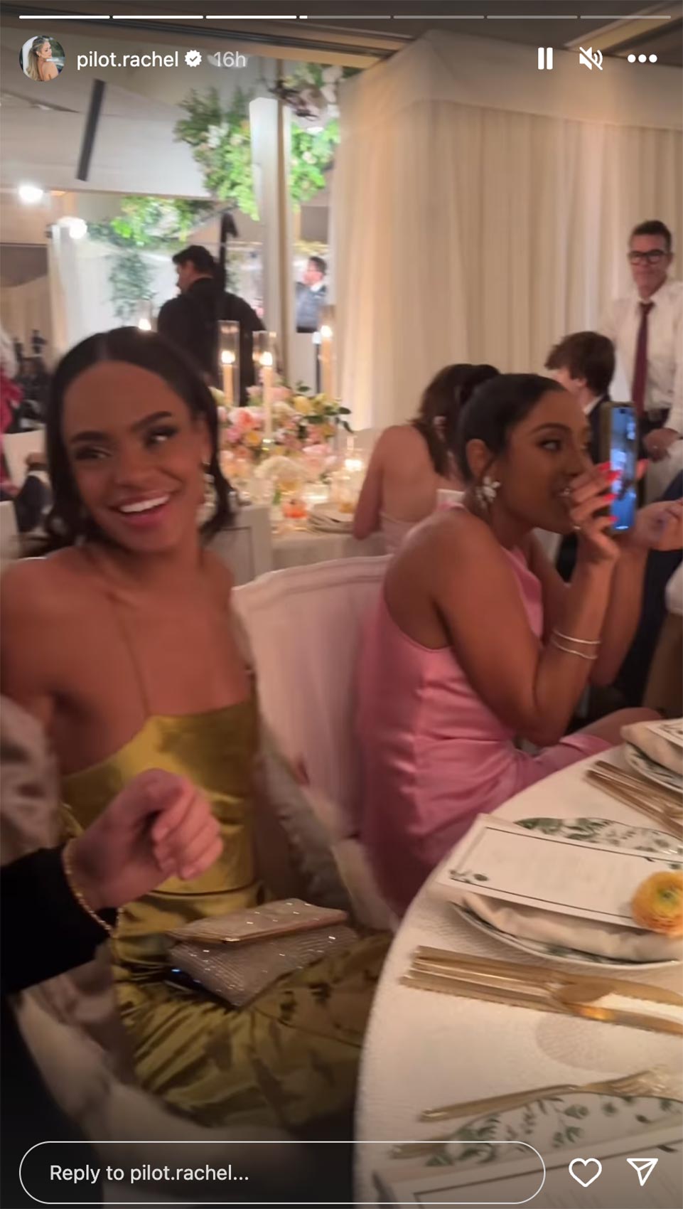 Tayshia Adams und Kaitlyn Bristowe teilen sich den Tisch bei der Goldenen Hochzeit nach dem Zac-Clark-Drama