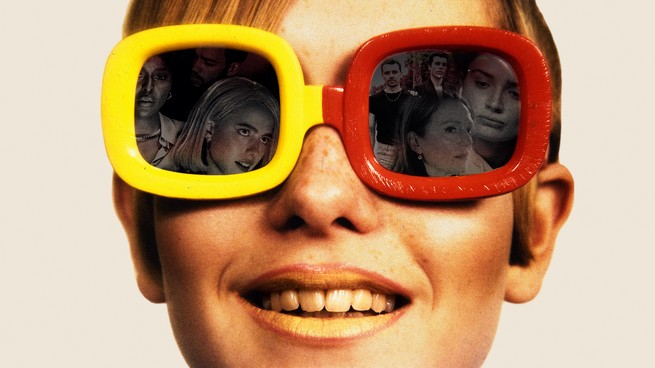 Ein Bild einer Frau mit Sonnenbrille, die Bilder aus neuen Filmen widerspiegelt