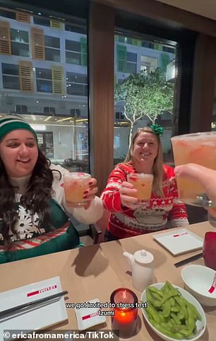 In einem ihrer TikToks zeigt Erica, wie sie am Weihnachtstag im japanischen Restaurant Izumi (eines von über 20 Restaurants auf dem Schiff) zu Abend gegessen hat