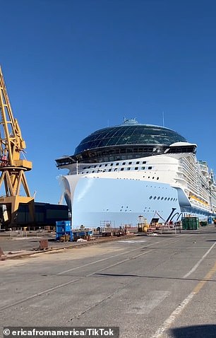 Der Bau des Kreuzfahrtschiffes kostete die Kreuzfahrtgesellschaft Royal Caribbean 2 Milliarden US-Dollar und der Zusammenbau dauerte Jahre