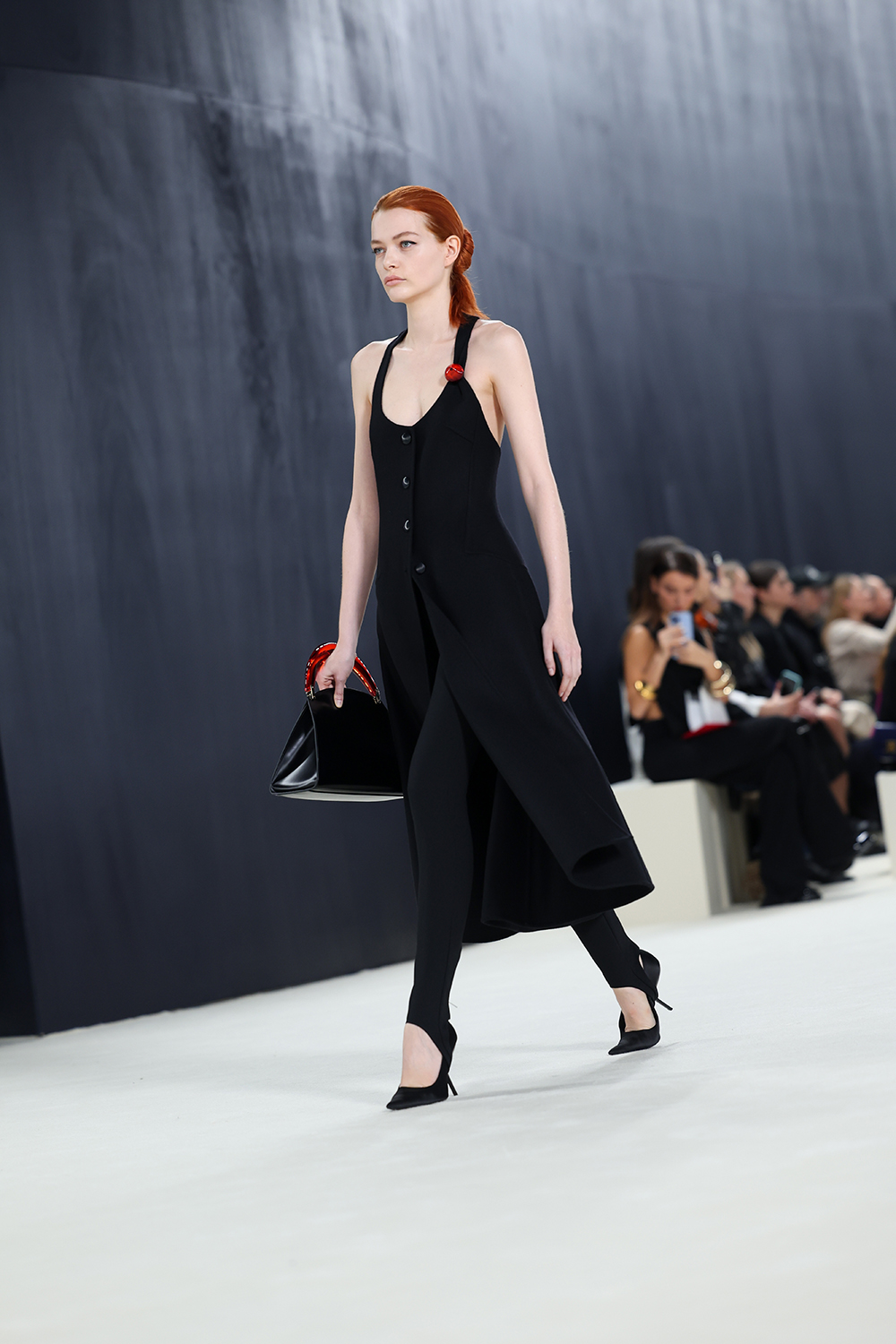 Ein Model läuft auf der Ferragamo-Modenschau während der Milan Fashion Week Womenswear Herbst/Winter 2023/2024 am 25. Februar 2023 in Mailand, Italien, über den Laufsteg. 
