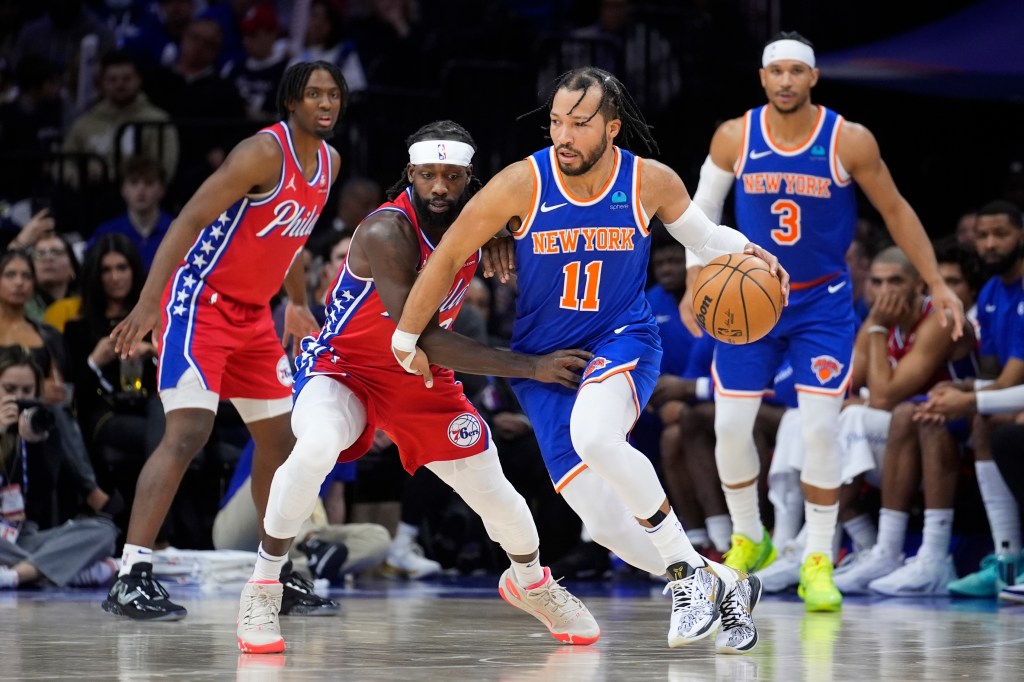 Jalen Brunson (11) von den New York Knicks versucht in der zweiten Hälfte eines NBA-Basketballspiels am Freitag, den 5. Januar 2024, an Patrick Beverley von den Philadelphia 76ers vorbeizukommen