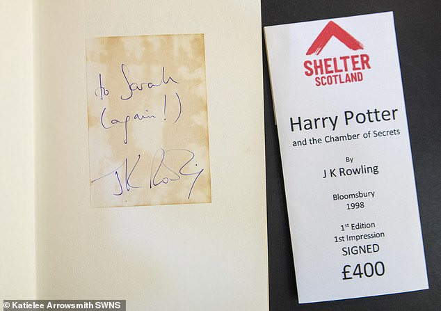 Der Innendeckel des Buches wurde von der Autorin JK Rowling mit „To Sarah“ signiert