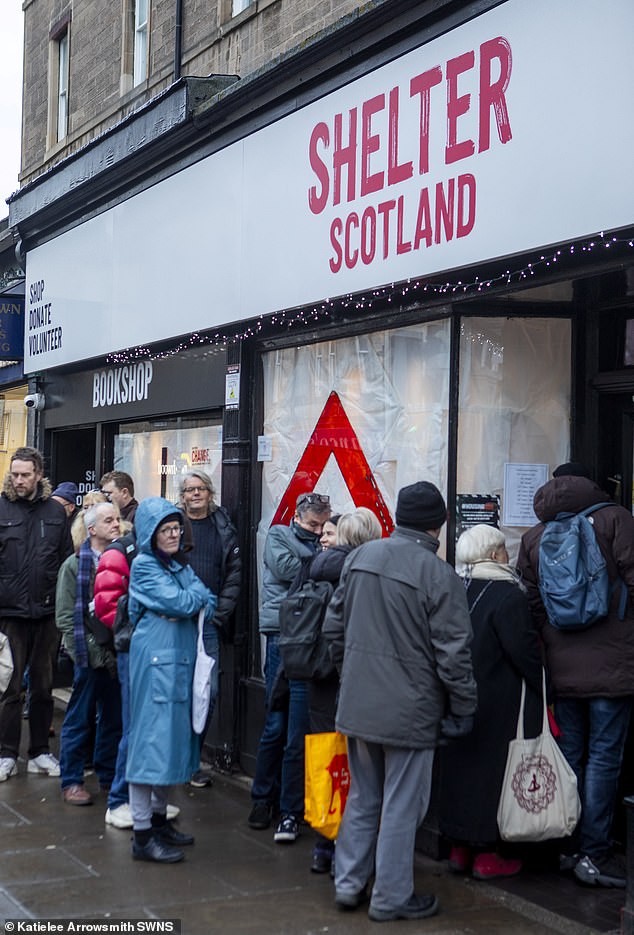 Viele standen im Regen vor der Filiale in Stockbridge Edinburgh für den Verkauf an