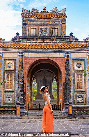 „Ich liebe die Freiheit, aus einer Laune heraus an neue Orte zu reisen, meist basierend auf den Empfehlungen anderer Reisender“, erklärt Adriana, abgebildet in Hue, Vietnam