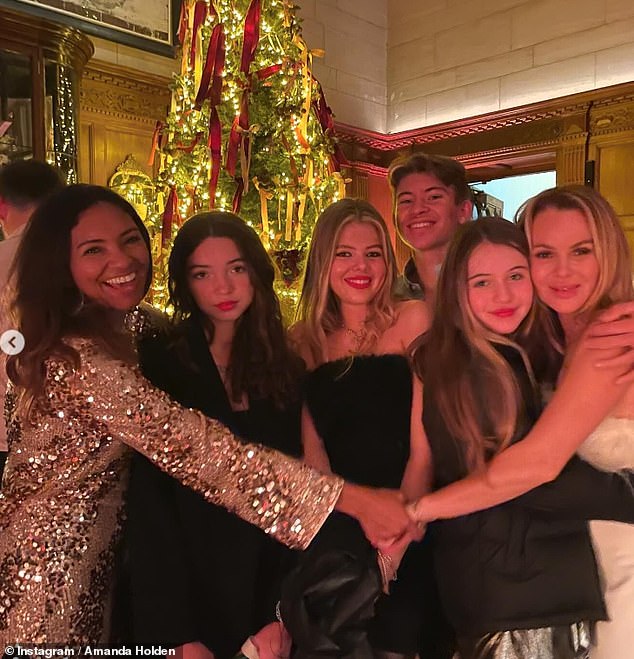 Die britische Got Talent-Jurorin hat eine lustige Galerie mit Instagram-Schnappschüssen geteilt, die den Abend dokumentieren, zusammen mit ihren Töchtern Lexi (17), Hollie (11) und einer Gruppe ihrer Kumpels