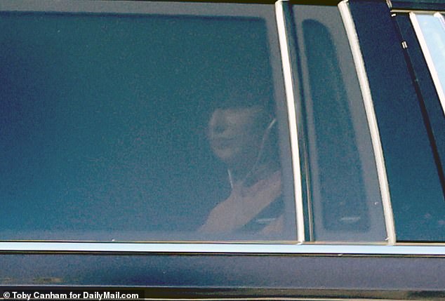 DailyMail.com hat gesehen, wie Taylor Swift am Donnerstagmorgen vor ihrem arbeitsreichen Wochenende das exklusive DogPound-Fitnessstudio in West Hollywood in einem dunklen SUV verließ