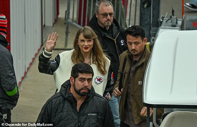 Taylor Swift wurde am 31. Dezember bei ihrer Ankunft im Arrowhead Stadium gesehen, um ihren Mann zu unterstützen