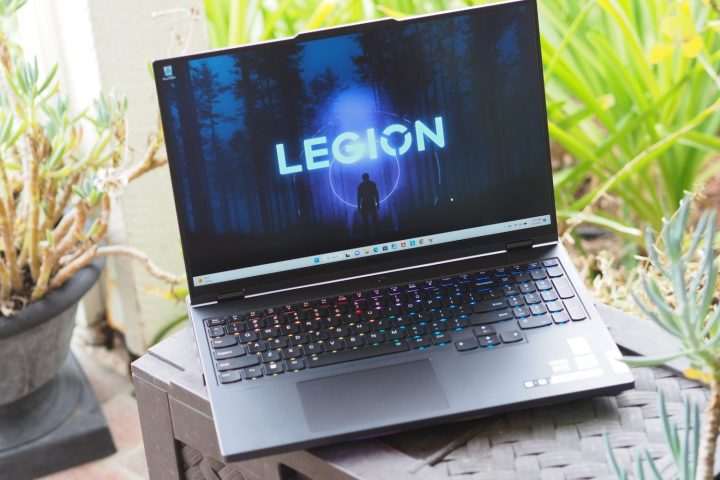 Lenovo Legion Pro 7i auf einer Desktop-Oberfläche im Freien.