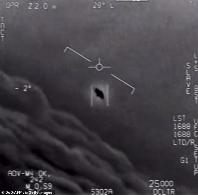 Die für das potenzielle Raumschiff angemeldeten Patente enthalten Diagramme, die auf faszinierende Weise an Tic-Tac-förmige UFOs erinnern, denen Marinepiloten im Jahr 2004 begegneten, die über dem Ozean schwebten und mit unglaublicher Beschleunigung davonrasten