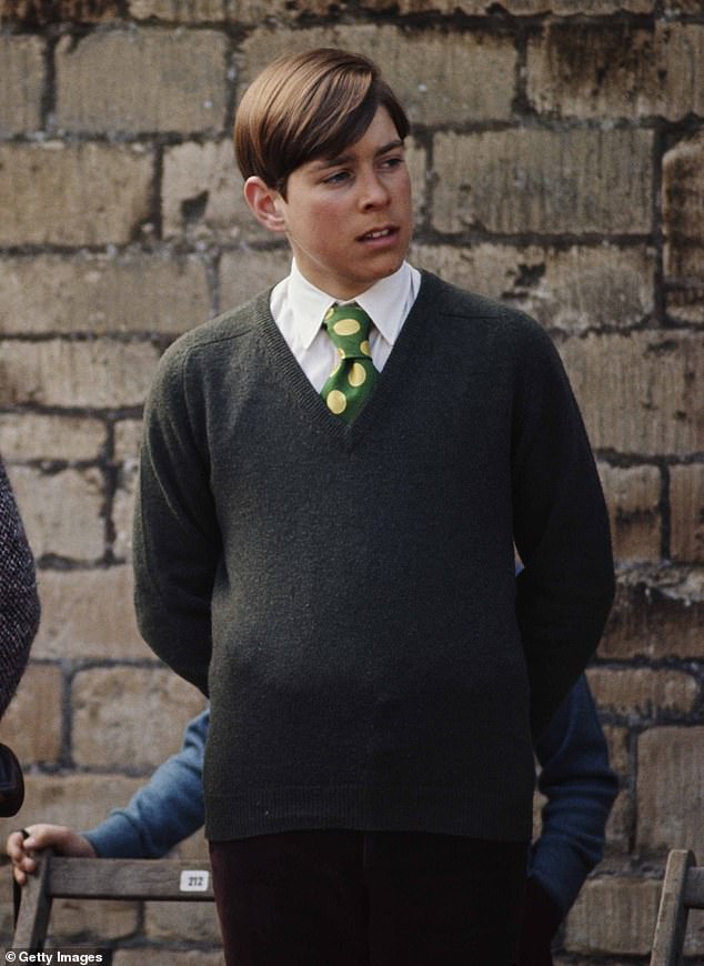 Wie sein Bruder und sein Vater besuchte Prinz Andrew (oben 1973) Gordonstoun in Schottland