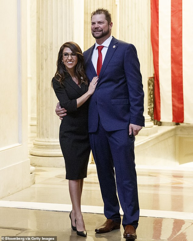 Lauren Boebert, eine Republikanerin aus Colorado, links, steht im Januar 2021 für ein Foto mit ihrem damaligen Ehemann Jayson Boebert im US-Kapitol in Washington