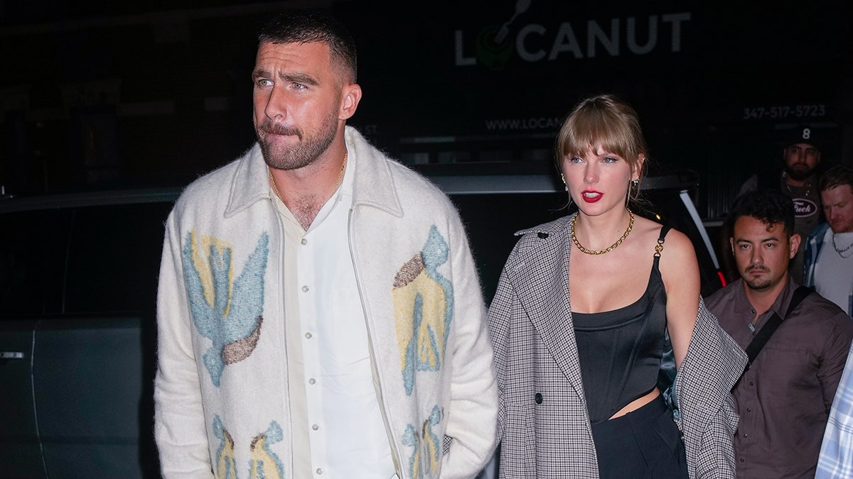 Travis Kelce trägt am Date-Abend eine Vogeljacke mit Taylor Swift ganz in Schwarz