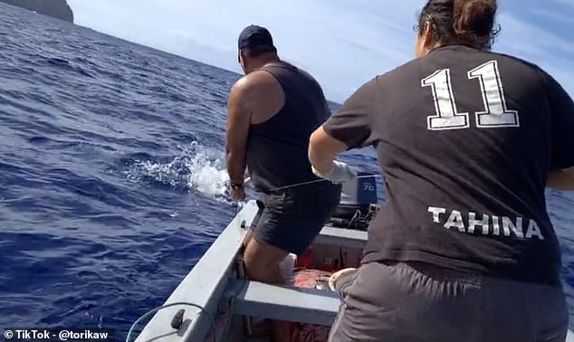 Während Lebensmittelvorräte per Schiff auf die Insel gebracht werden, sind die Gewässer rund um Pitcairn laut Torika reich an Fischen und es gibt jede Menge Fisch