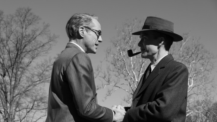 Robert Downey Jr. und Cillian Murphy als Lewis Strauss und Robert J. Oppenheimer beim Händeschütteln in Schwarzweiß in Oppenheimer.