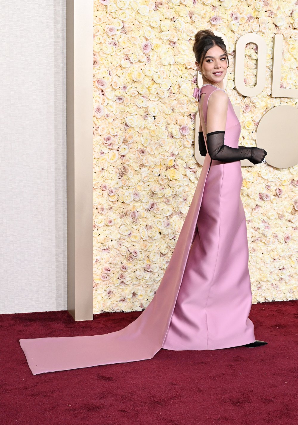 Hailee Steinfeld verblüfft bei den Golden Globes 2024 in Pink