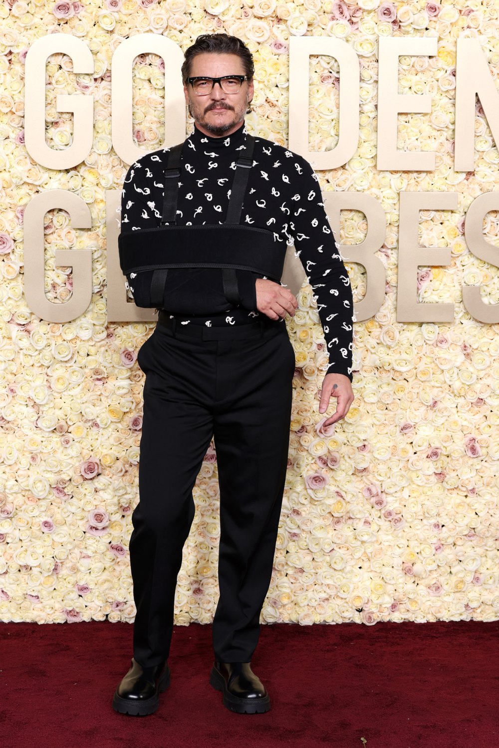 Pedro Pascal erreicht die Golden Globes 2024 mit Schlinge nach Armverletzung