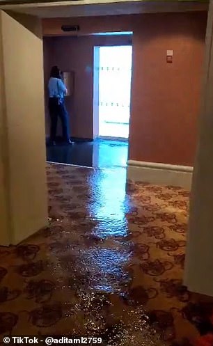In anderen von @aditaml2759 hochgeladenen TikToks sind schwere Überschwemmungen auf Deck 12 zu sehen, bei denen mehrere Zentimeter Wasser über den Teppich spülen