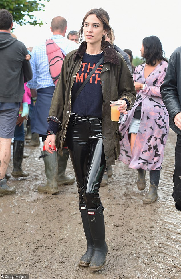 Stilikone und Modedesignerin Alexa Chung kombinierte 2016 in Glastonbury ihre Barbour-Jacke mit Gummistiefeln und einer PVC-Hose