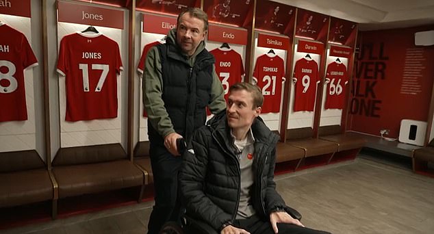 Darby, der jetzt im Rollstuhl sitzt, besuchte die Umkleidekabine von Liverpool, in der seine Karriere begann