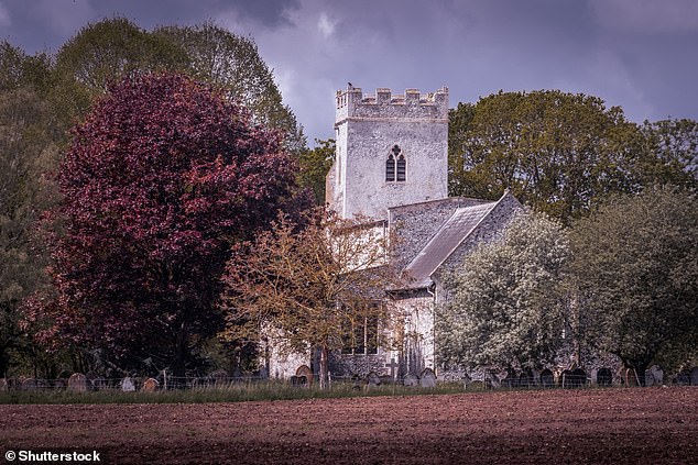 Viele der archetypisch englisch klingenden Orte in England haben das Element „-ton“, das vom angelsächsischen „-tun“ stammt und „umschlossener Raum“ bedeutet.  Im Bild die Kirche St. Michael in Didlington, Norfolk