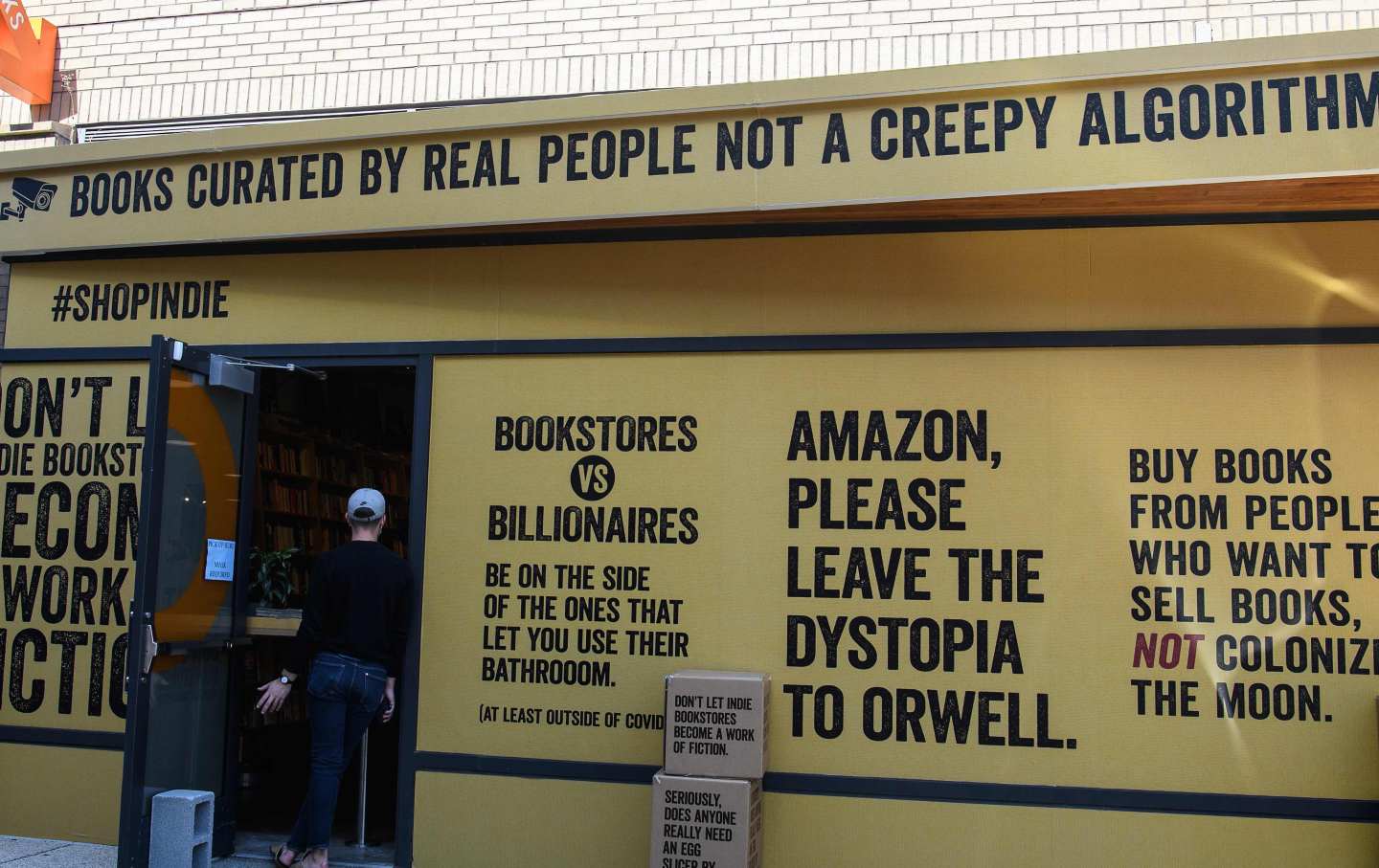 Eine von der American Booksellers Association gesponserte Anti-Amazon-Werbekampagne in einer unabhängigen Buchhandlung in Washington, DC.
