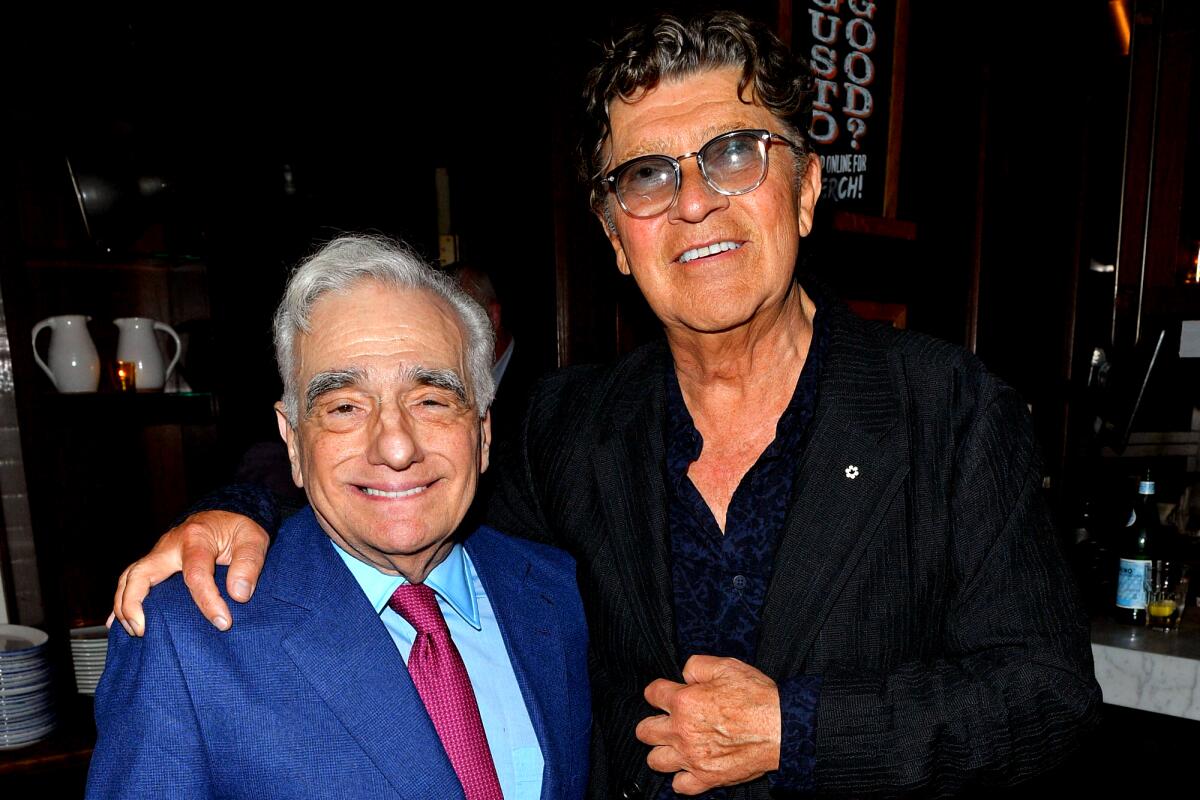 Robbie Robertson legt 2019 einen Arm um Martin Scorsese.