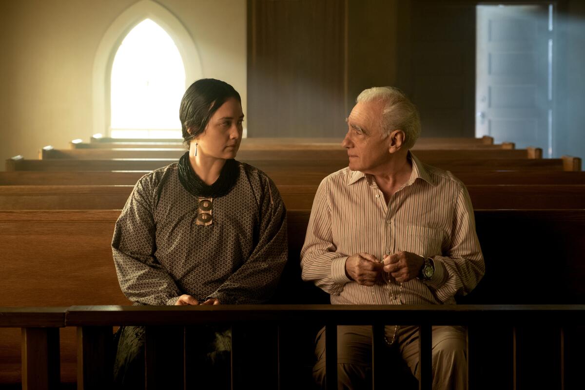 Lily Gladstone und Martin Scorsese beraten sich am Set von „ "Mörder des Blumenmondes." 
