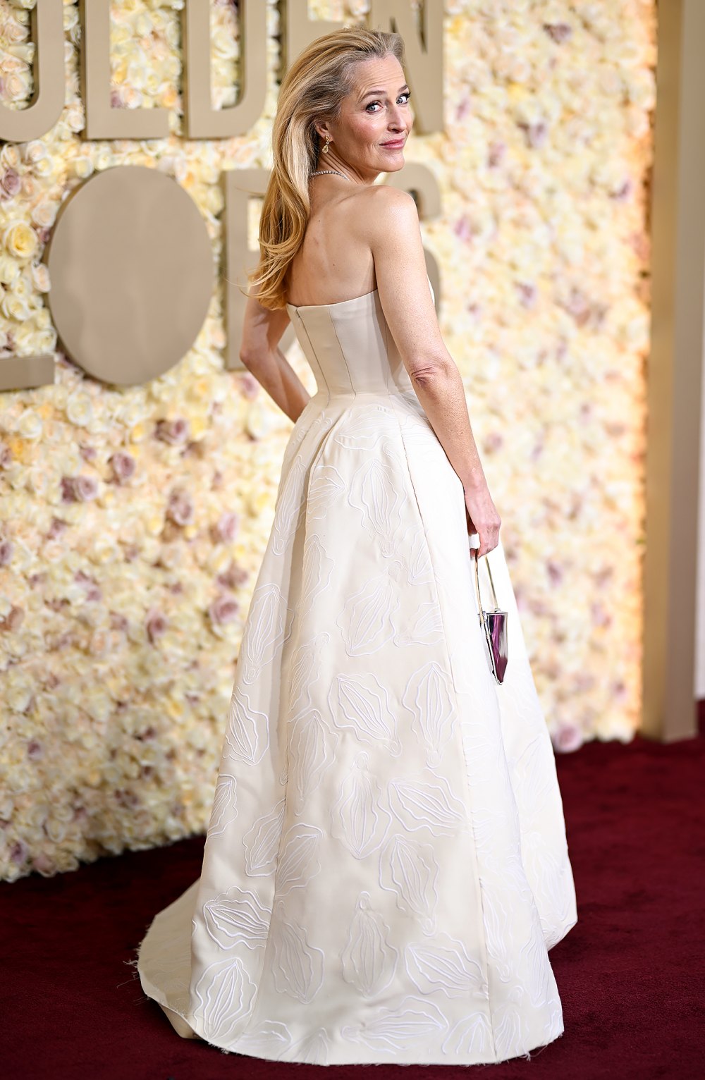 Gillian Andersons Golden-Globes-Kleid ist von Kopf bis Fuß mit einer Vaginalstickerei verziert