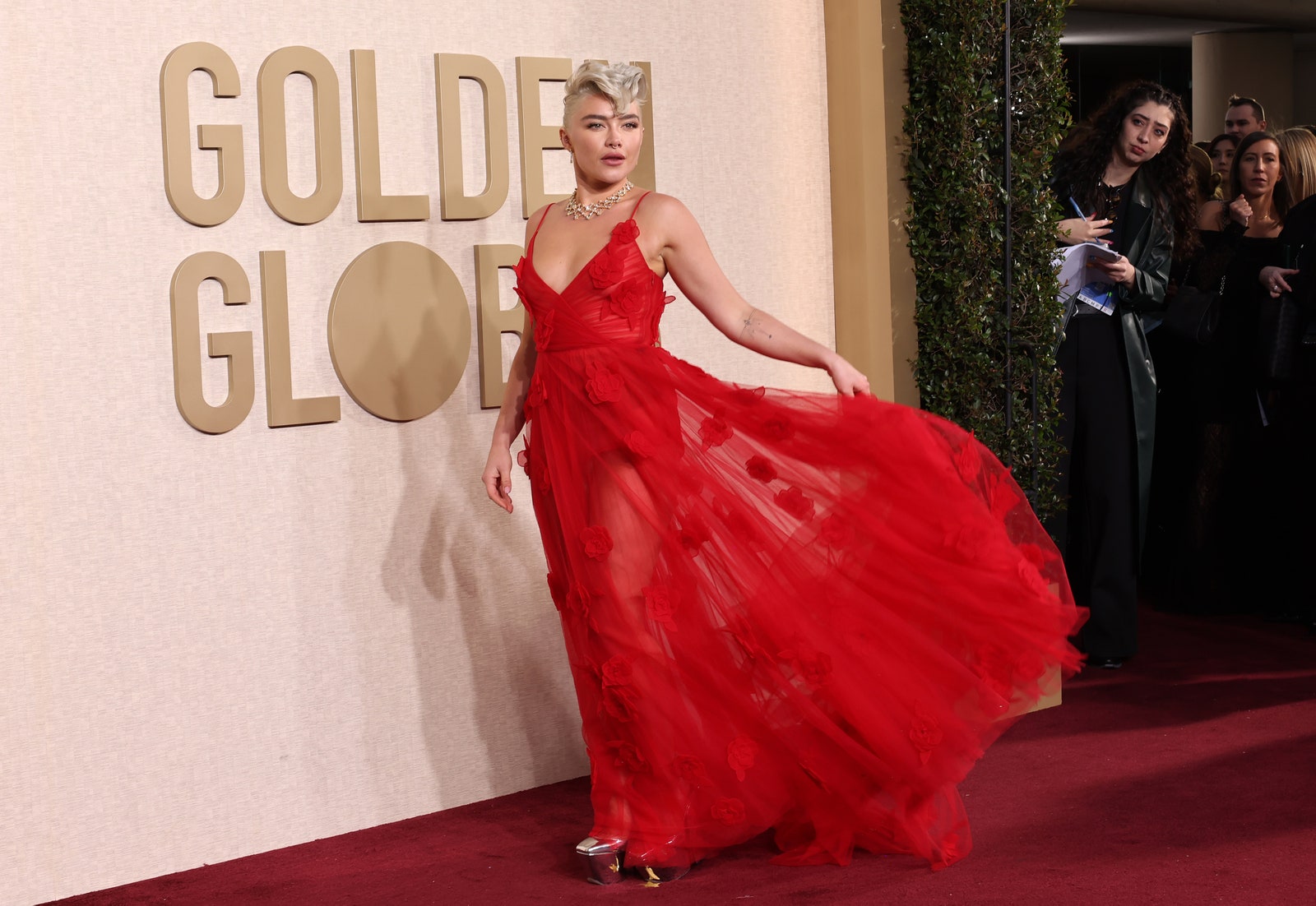 BEVERLY HILLS, KALIFORNIEN, 7. JANUAR Florence Pugh nimmt an den 81. jährlichen Golden Globe Awards im Beverly Hilton teil...
