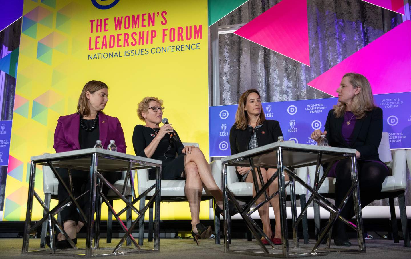 Von links nehmen die Abgeordneten Elissa Slotkin, Chrissy Houlahan, Mikie Sherrill und Abigail Spanberger an einer Podiumsdiskussion während der Konferenz des DNC Women's Leadership Forum in Washington, DC, am 17. Oktober 2019 teil.