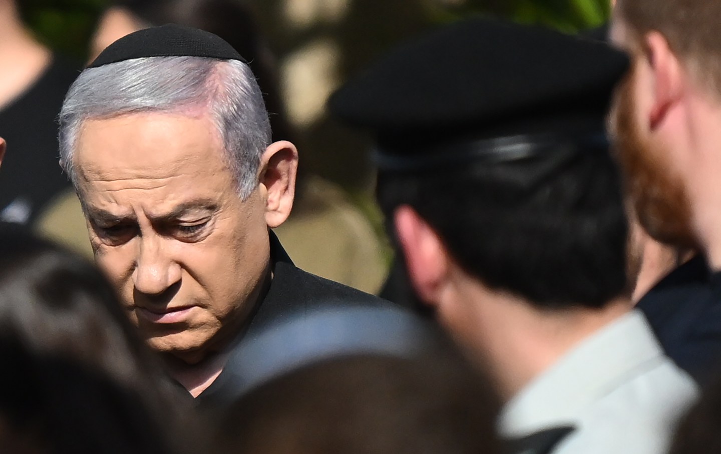 Der israelische Ministerpräsident Benjamin Netanjahu nimmt an der Beerdigung von Sergeant teil.  Maj. Gal Meir Eisenkot auf dem Herzliya-Friedhof am 8. Dezember 2023.