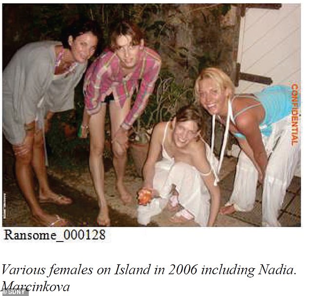 Die nie zuvor gesehenen Bilder, die im Rahmen der jüngsten Dokumenten-Sammlung rund um Epstein entsiegelt und veröffentlicht wurden, zeigten offenbar Mädchen oder junge Frauen in seinem Privathaus auf den US-amerikanischen Jungferninseln im Jahr 2006