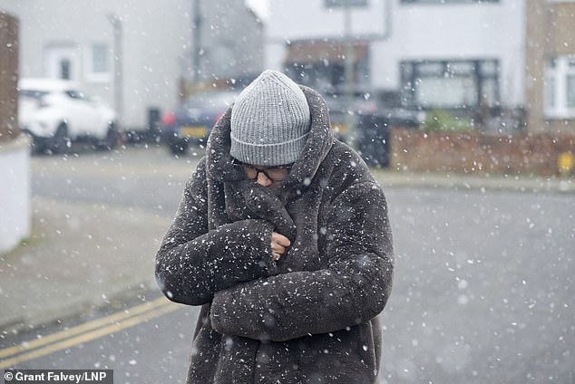 Als eine Frau heute Morgen auf einer Straße in Orpington im Südosten Londons in ein Schneegestöber gerät, bestehen Experten darauf, dass ein kaltes Bad oder ein Lauf bei frischer Luft – auch wenn es nur kurz ist – Wunder für Ihre Gesundheit bewirken wird (Foto : Grant Falvey/LNP)