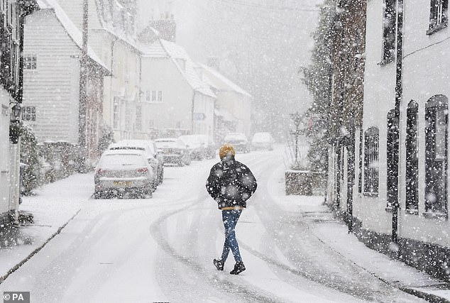 Eine Person geht heute Nachmittag durch ein Schneegestöber in Lenham, Kent