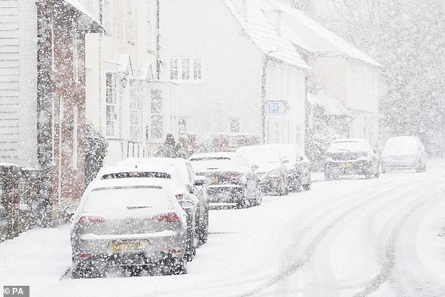 Autos parkten heute Nachmittag während eines Schneegestöbers in Lenham, Kent