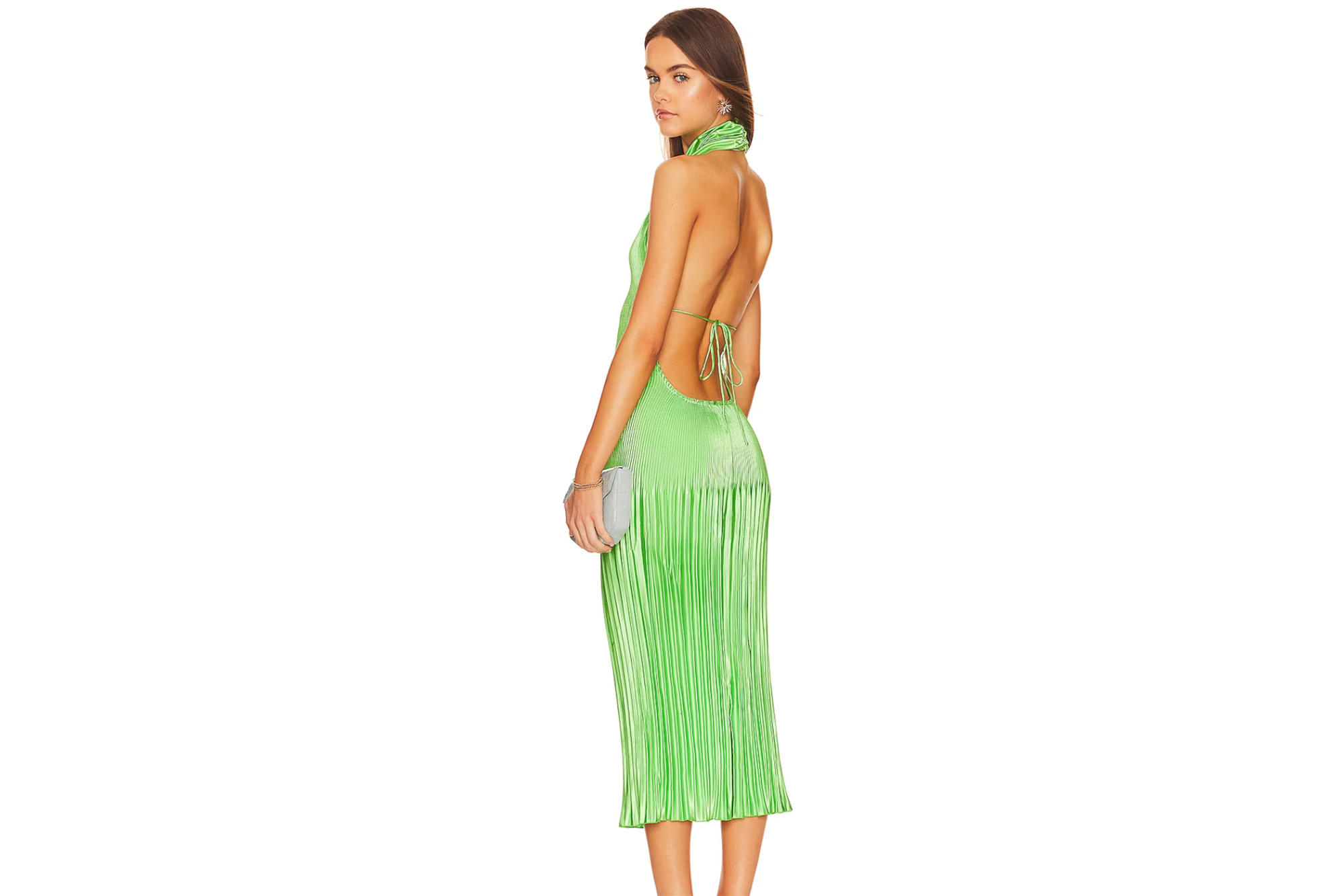 Ein Model in einem grünen rückenfreien Kleid