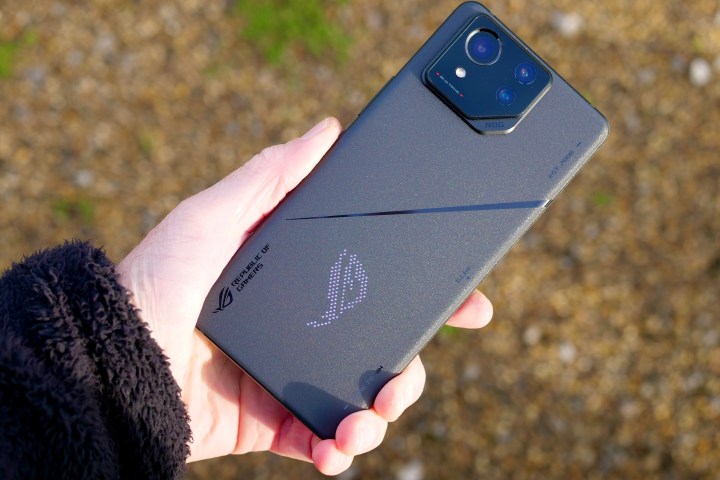 Eine Person hält das Asus ROG Phone 8 Pro.