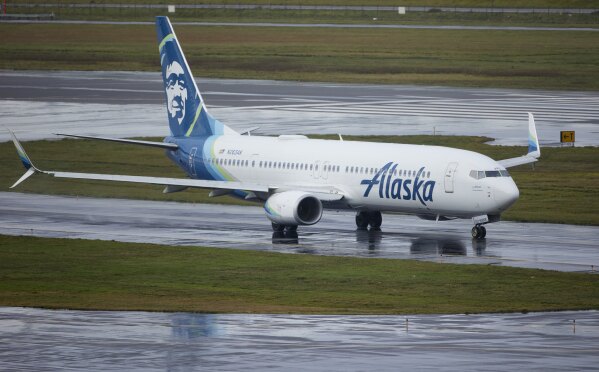 Alaska Airlines Flug 1276, eine Boeing 737-900, rollt vor dem Start vom Portland International Airport in Portland, Oregon, Samstag, 6. Januar 2024. Die FAA hat das vorübergehende Flugverbot für Boeing 737 MAX 9-Flugzeuge nach einem Teil des Rumpfes angeordnet während eines Fluges explodiert.  (AP Photo/Craig Mitchelldyer)