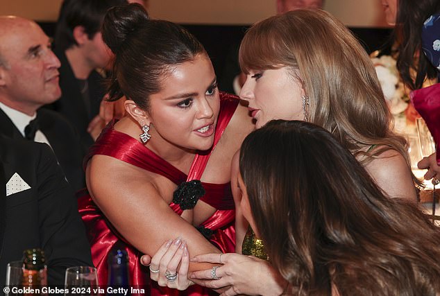 Taylor wurde beim Cinematic and Box Office Achievement Award – einer neuen Kategorie für die Globes 2024 – vorgezogen, da ihr Tourfilm „The Eras“ gegen Barbie verlor und vor Beginn des Dramas von ihrer besten Freundin Selena getröstet wurde