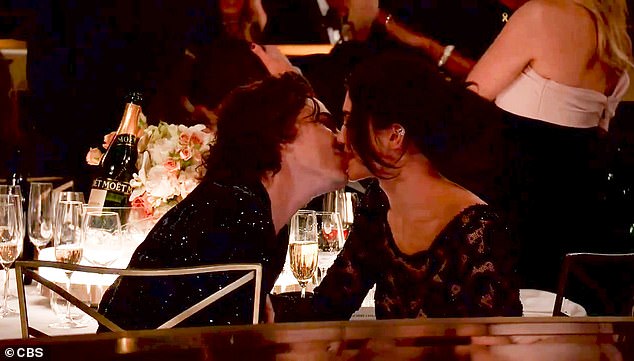Timothee Chalamet brachte am Sonntag seine Freundin Kylie Jenner als sein Date zu den Golden Globes 2024 mit – während das Paar während einer Werbepause am PDA saß