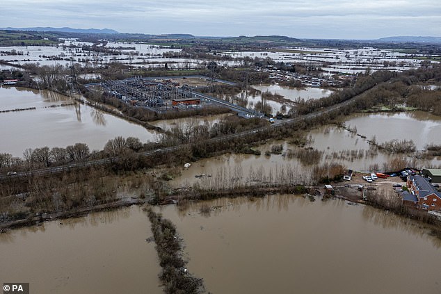Felder am Stadtrand von Gloucester standen gestern unter Wasser, da tagelanges stürmisches Wetter und heftige Regenfälle im ganzen Land ihren Tribut forderten